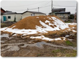 もみ殻堆肥の山と雪